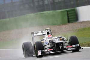 Agrada a Checo' probar los neumáticos de lluvia