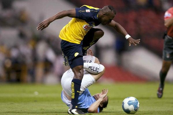 El balón se pelea en cada palmo de terreno. FOTO: MEXSPORT