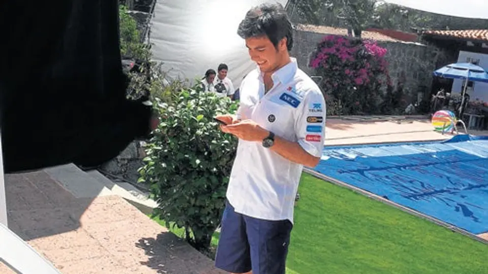 Checo' Pérez graba comercial de celulares