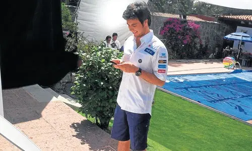 Checo' Pérez graba comercial de celulares