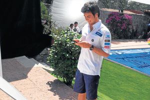 Checo' Pérez graba comercial de celulares