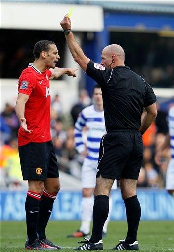 Rio Ferdinand recibe la amarilla. FOTO: AP