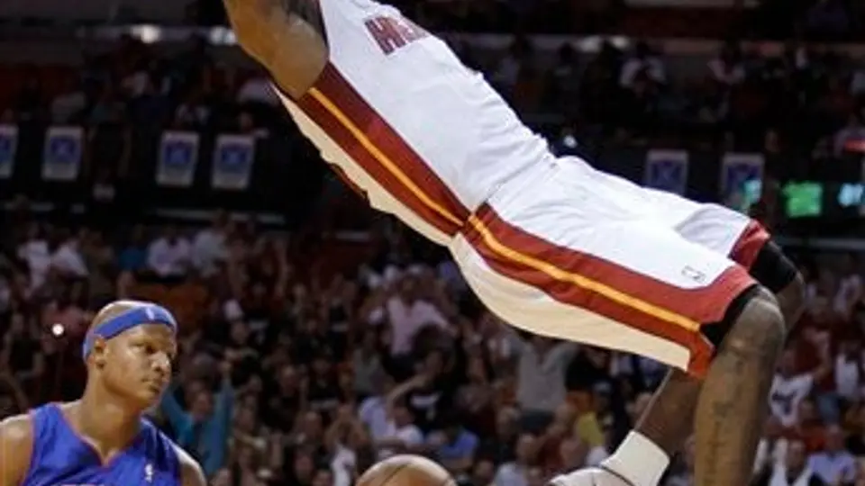 Lebron, Wade y Bosh debutan con paliza a Pistones
