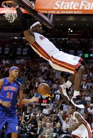 Lebron, Wade y Bosh debutan con paliza a Pistones