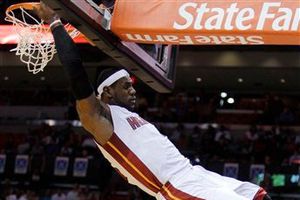 Lebron, Wade y Bosh debutan con paliza a Pistones