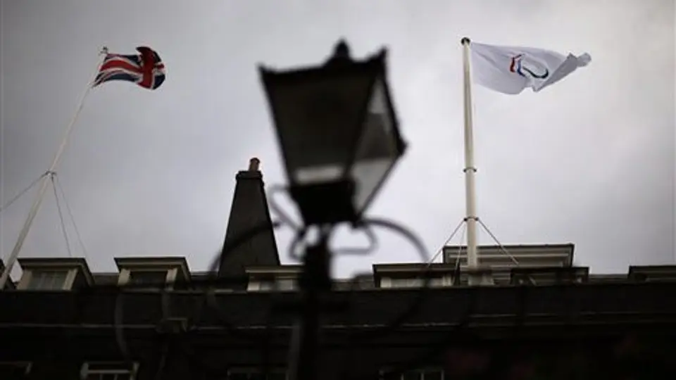 Bandera de Paralímpicos ondea en Londres
