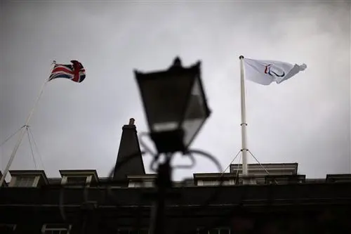 Bandera de Paralímpicos ondea en Londres