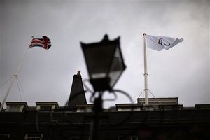 Bandera de Paralímpicos ondea en Londres