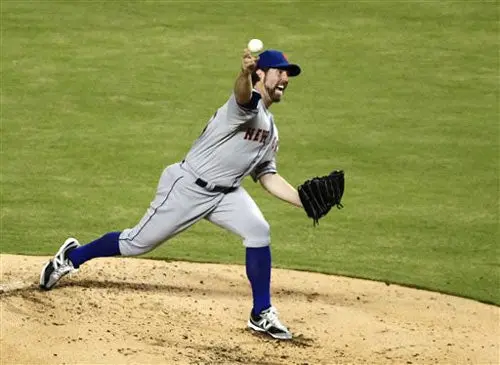 Dickey es superado por Filis en derrota de Mets