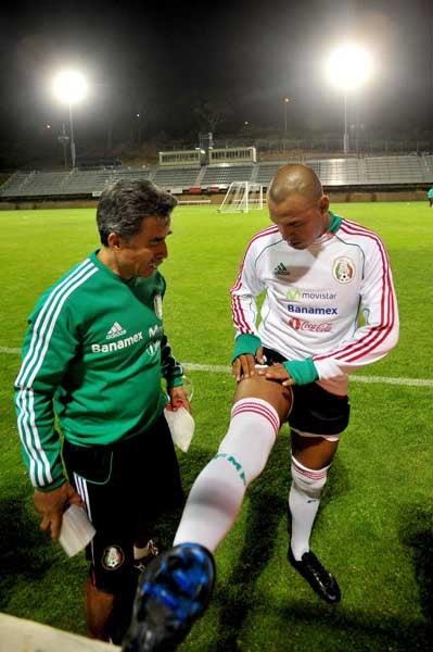 Los jugadores platicaron con el técnico Luis Fernando Tena sobre la derrota ante Venezuela. FOTO: CÉSAR VICUÑA