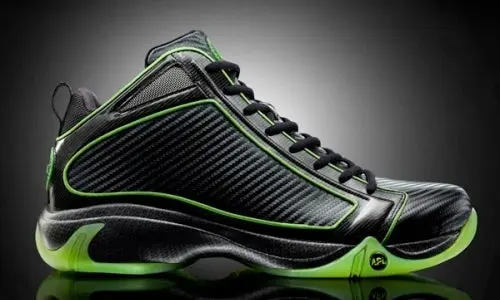 NBA prohibirá usar tenis que aumentan el salto