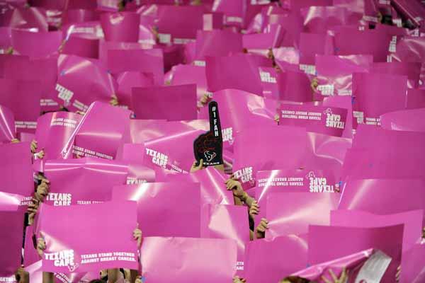 Imagen de las gradas en Houston de los aficionados haciendo un mosaico rosa. | EFE