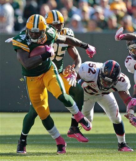 James Starks  escapa de Jason Hunter. FOTO: AP