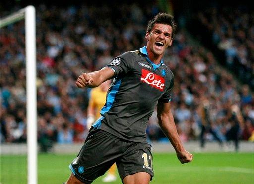 Christian Maggio celebra el gol de su compañero Edinson  Cavani. FOTO: AP