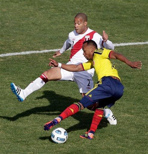 El balón se disputa con intensidad. FOTO: AP