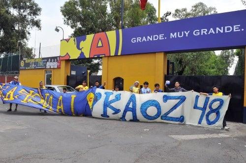 Porras como la 'Monumental', 'Disturbio' y 'Ritual del Kaos', visitaron al América para desearle suerte (FOTO: RICARDO FLORES)