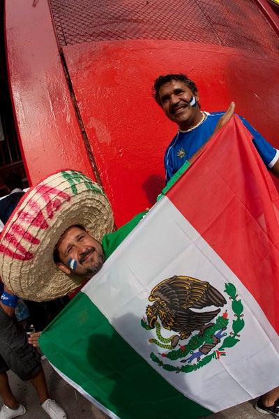Algunas banderas de México se ven en el estadio Cuscatlán l MEXSPORT