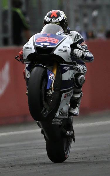 El español Jorge Lorenzo finalizó la competencia con un caballito | AP
