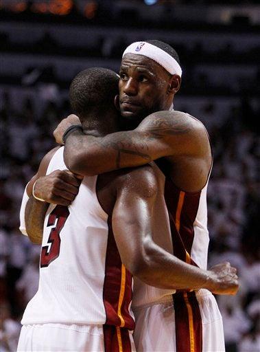 La dupla James-Wade se adjudicó 46 puntos para venir de atrás; se llevan la primera victoria de la serie. FOTO: AP