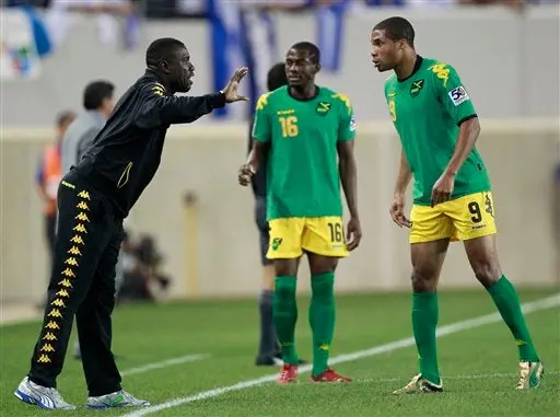 El entrenador de Jamaica, Theodore Whitmore, da instrucciones a sus pupilos. FOTO: AP