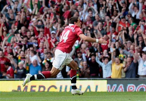 Chicharito celebró lo que sería su gol número 20 con el Manchester United (FOTO: AP)