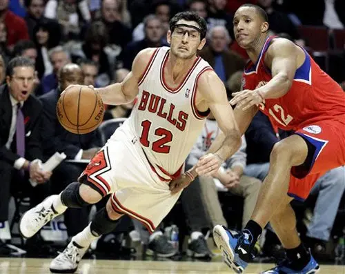 Chicago se impone de manera apretada a Filadelfia