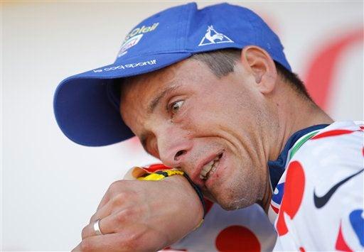 Al finalizar el ciclista lamentó su caída con lágrimas en los ojos. FOTO: AP