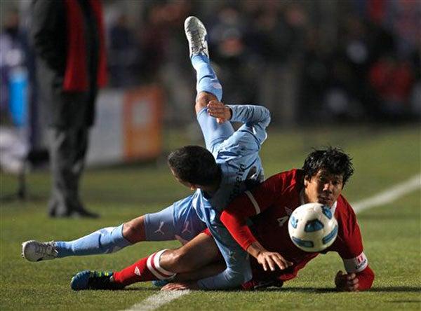 Charrúas y peruanos dejan todo en el campo. FOTO: AP
