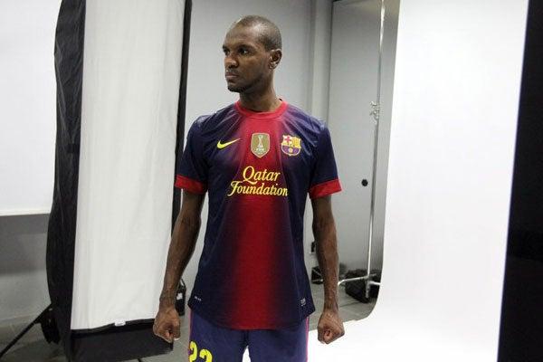 Éric Abidal muestra su perfil ante las cámaras.