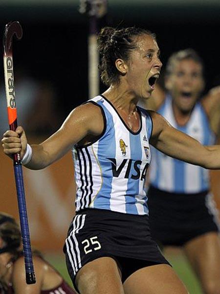 Silvina María D' Elia nació en 1986 y desempeña una posición de defensa en el equipo de Las Leonas.
