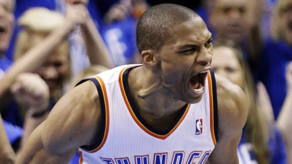 Thunder apabulla a Spurs y se acerca en la serie