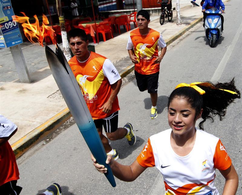 Deportistas de Yucatán guían la antorcha panamericana en su recorrido por el territorio mexicano. FOTO: EFE