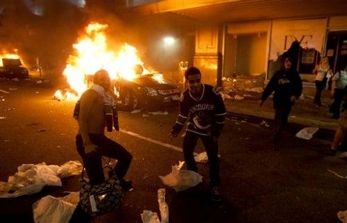 Los incidentes ocurrieron tras la derrota de los Canucks de Vancouver en el último juego de la Final de Copa Stanley (FOTO: AP)