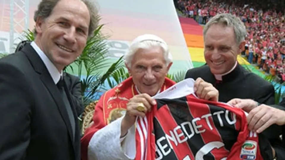 Franco Baresi regala a Benedicto XVI camiseta rossonera