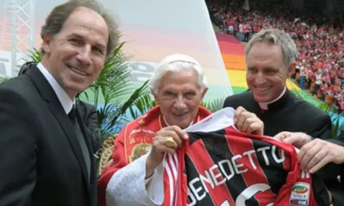 Franco Baresi regala a Benedicto XVI camiseta rossonera