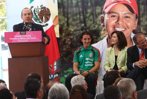 Agradece Calderón solidaridad del Tri con Ciudad Juárez