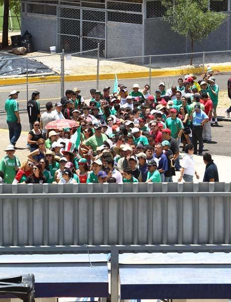 Los aficionados llegan al Morelos para apoyar a la Sub-17 ante Corea del Norte. FOTO: BERNARDO MALDONADO