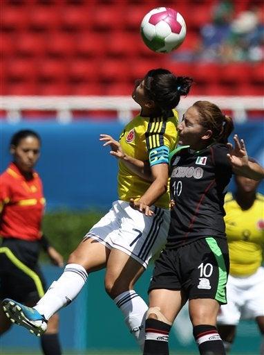 Dinora Garza pelea con la colombiana Maria Usme elbalón. FOTO: AP