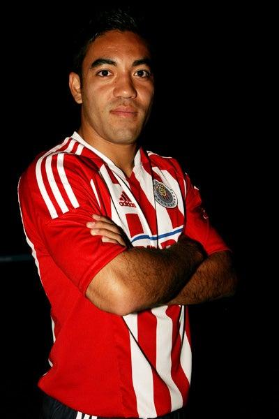 Marco Fabián modela el nuevo uniforme. FOTO: YOLANDA ESCOBAR