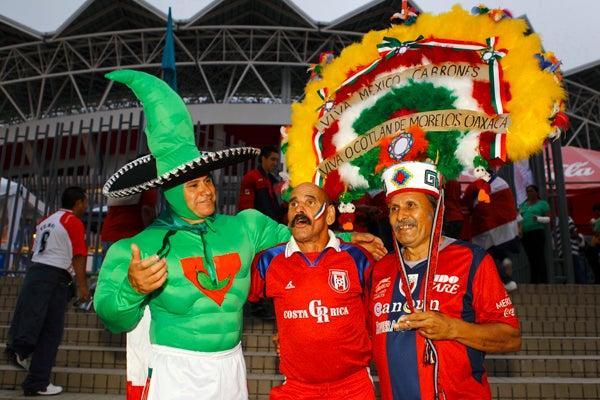 Penachos y disfraces no pudieron faltar en el Estadio Nacional de Costa Rica  | DANIEL GAMEZ