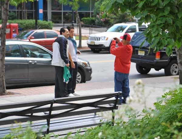 Aficionados aprovecharon para tomarse una foto con Efraín Juárez. FOTO: ULISES BRAVO