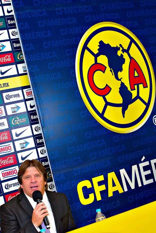 Miguel Herrera fue presentado oficialmente en Coapa, asegura armará un equipo ofensivo. FOTO: MEXSPORT
