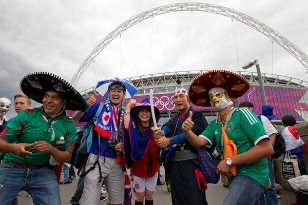 Mexicanos y japoneses apoyaron a su selección | CÉSAR VICUÑA