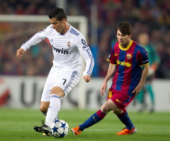 Cristiano Ronaldo y Messi disputan el esférico en la Semifinal (FOTO: EFE)