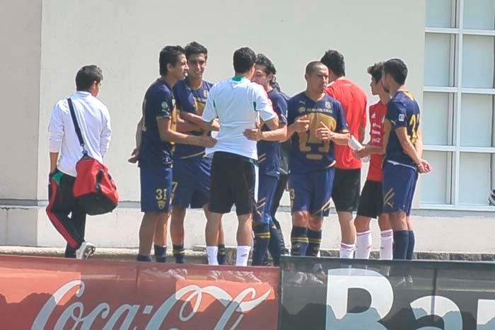 Juárez convivió unos minutos con jugadores de los Pumas Morelos que se encontraban en el CAR. FOTO: CIRO GUTIÉRREZ