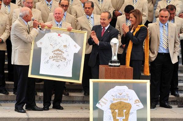 El club unversitario regaló una playera autografiada al mandatario. FOTO: CÉSAR VICUÑA