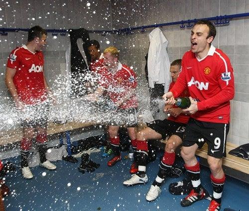 Los festejos tradicionales se dejaron ven en el vestidor. FOTO: manutd.com