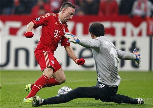 Ribery enfrenta a Diego López.  FOTO: AP