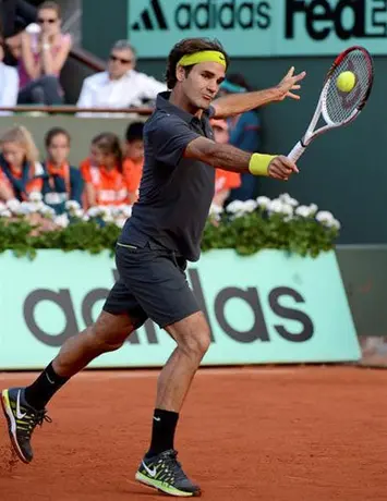 Federer vence a Mahut y avanza a Octavos