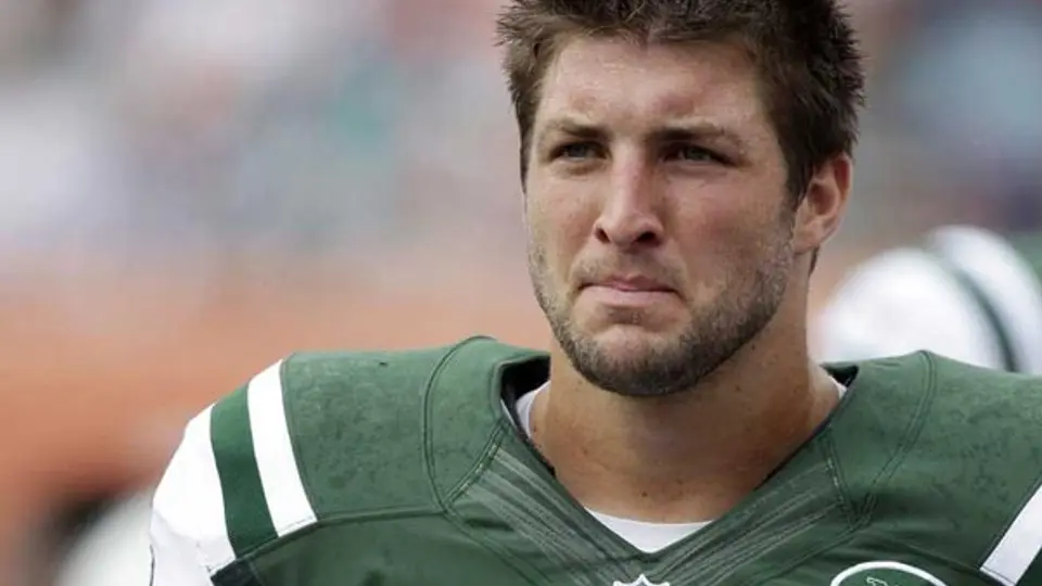 Tim Tebow sufre ruptura de costillas